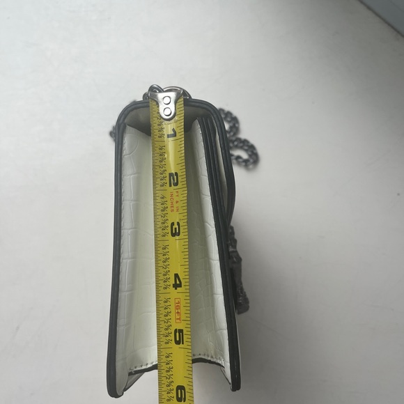 Stylish White Croc-Embossed Shoulder Bag - Picture 6 of 6